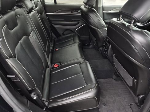 Used 2023 Jeep Grand Cherokee Limited w/ Black Appearance Package image 15