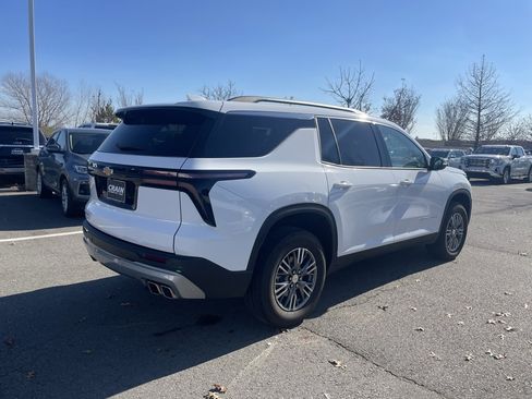 Used 2025 Chevrolet Traverse LT image 8