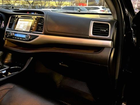 Used 2017 Toyota Highlander XLE image 15