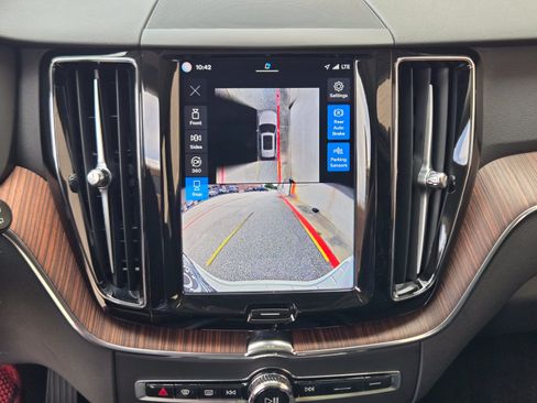 Certified 2024 Volvo XC60 B5 Plus w/ Protection Package Premier AWD/4WD image 15