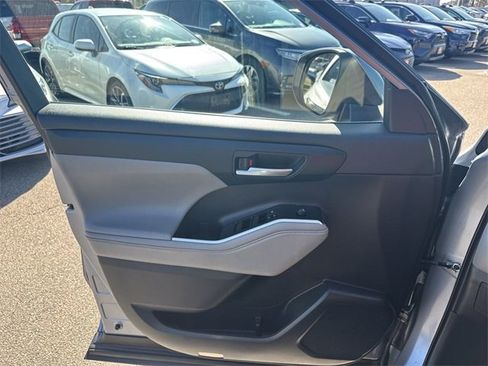 Used 2022 Toyota Highlander XLE image 38