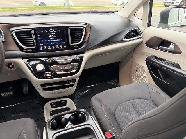 Used 2017 Chrysler Pacifica Touring Plus w/ Tire & Wheel Group FWD image 33