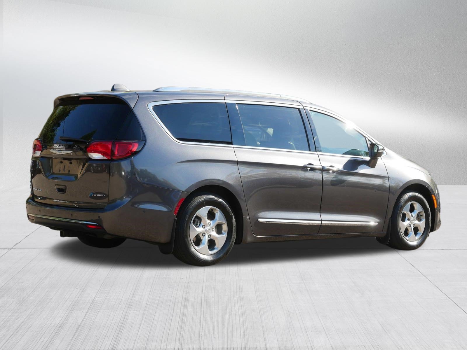Used 2018 Chrysler Pacifica Limited w/ Advanced Safetytec Group FWD image 7