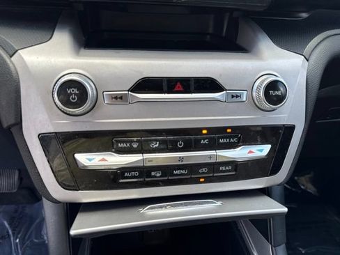 Used 2023 Ford Explorer 4WD image 12