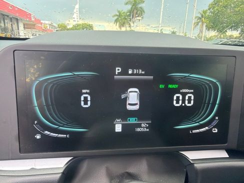 Used 2025 Kia Niro LX FWD image 4