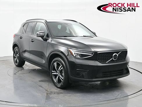 Used 2024 Volvo XC40 B5 Core AWD/4WD image 1