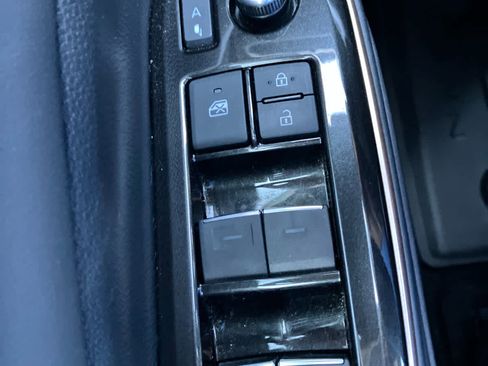 Used 2025 Toyota Crown Signia Limited image 13