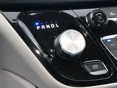 Used 2023 Chrysler Pacifica Limited image 25