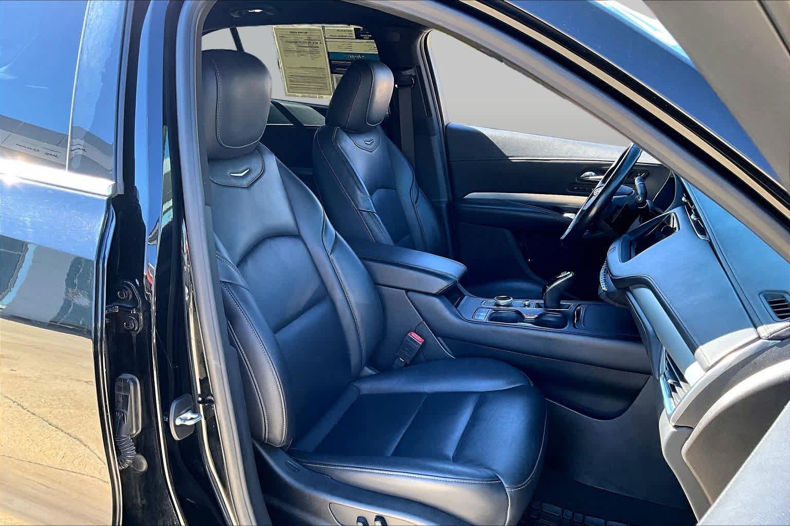 Used 2022 Cadillac XT4 Premium Luxury w/ LPO, ONYX Package FWD image 8