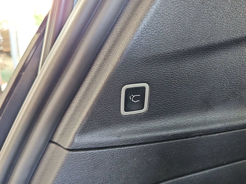 Used 2025 Chrysler Pacifica Select FWD image 32