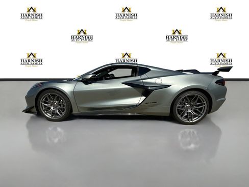 Used 2024 Chevrolet Corvette Z06 w/ Z07 Performance Package RWD image 3