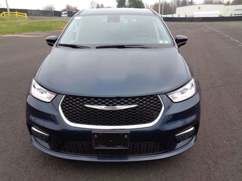 Certified 2024 Chrysler Pacifica Touring-L image 6