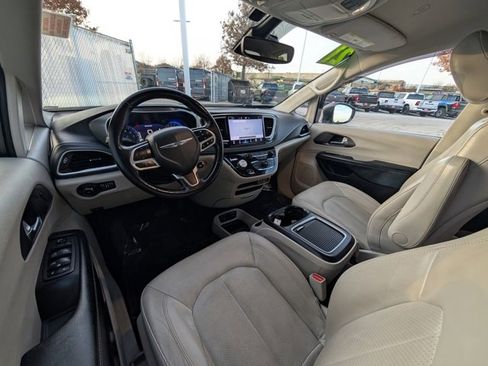Used 2021 Chrysler Pacifica Touring-L image 5