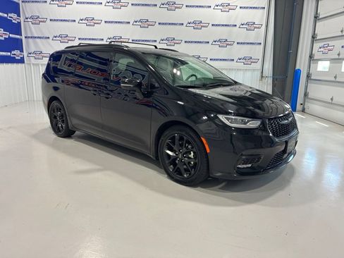 Used 2025 Chrysler Pacifica Limited FWD image 7