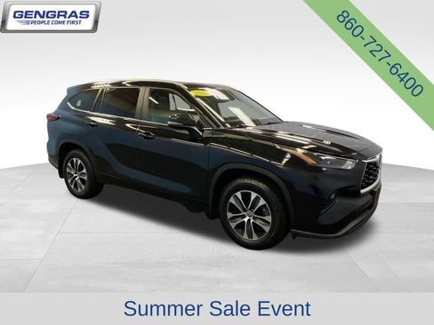 Used 2023 Toyota Highlander XLE AWD/4WD image 9
