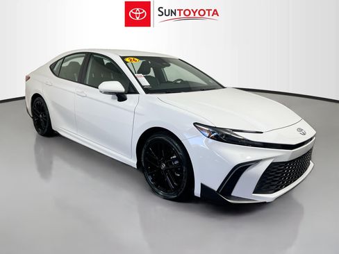 Used 2026 Toyota Camry SE w/ Convenience Package FWD image 1