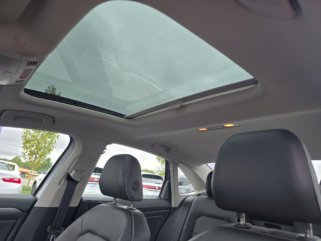 Used 2024 Volkswagen Jetta SE FWD image 2