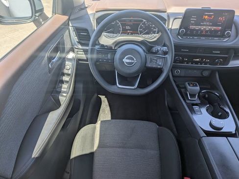 Used 2023 Nissan Rogue SV image 16