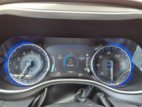 Used 2023 Chrysler Pacifica Touring-L FWD image 17