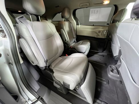 Used 2022 Toyota Sienna Limited image 29