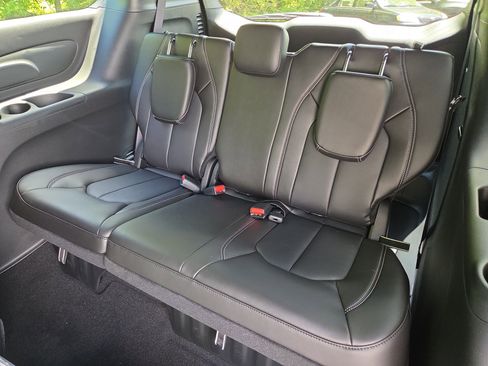 New 2027 Chrysler Pacifica Select FWD image 9