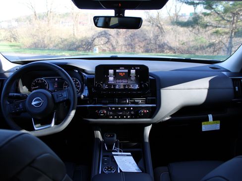 New 2025 Nissan Pathfinder SL AWD/4WD image 9