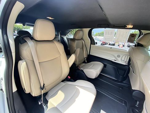 Certified 2021 Toyota Sienna XLE FWD image 23