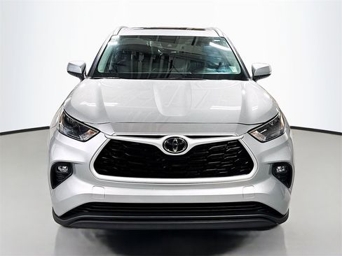 Used 2023 Toyota Highlander XLE image 2