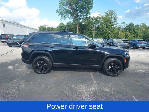 Used 2023 Jeep Grand Cherokee Altitude AWD/4WD image 6