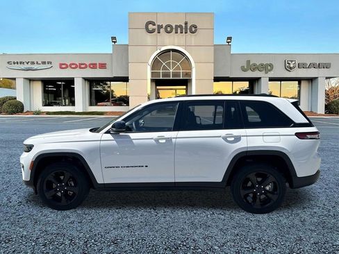 Used 2023 Jeep Grand Cherokee Altitude RWD image 6
