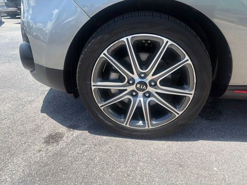 Used 2017 Kia Soul ! FWD image 4