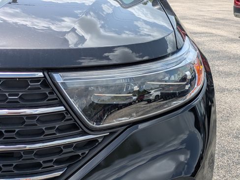 Used 2024 Ford Explorer XLT RWD image 10
