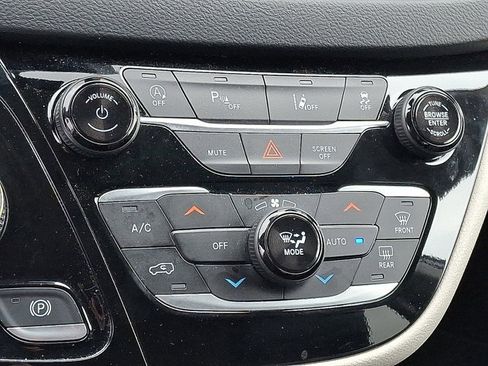 Used 2023 Chrysler Pacifica Touring-L FWD image 18