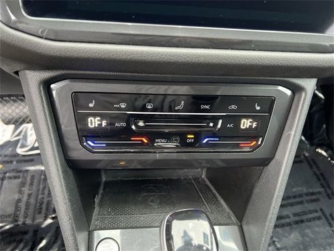 Used 2022 Volkswagen Tiguan SE image 16