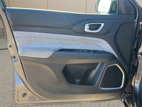 Used 2024 Jeep Compass Latitude image 15