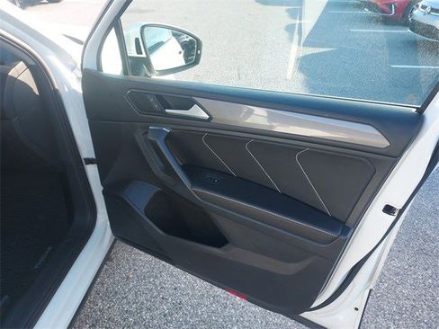 Used 2022 Volkswagen Tiguan SE image 26