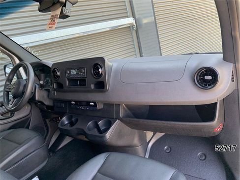 Used 2022 Mercedes-Benz Sprinter 2500 image 27