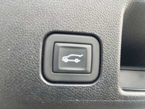 Used 2025 Chevrolet Equinox EV RS w/ Convenience Package II image 16