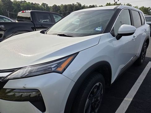 Used 2024 Nissan Rogue SV image 4