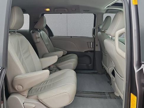 Used 2012 Toyota Sienna XLE image 18