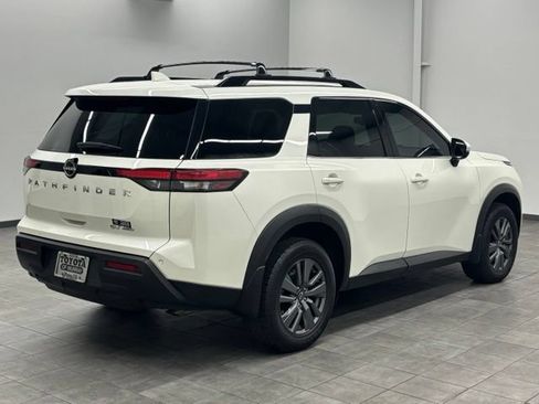 Used 2022 Nissan Pathfinder SV AWD/4WD image 2