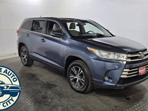 Used 2019 Toyota Highlander Plus AWD/4WD image 1