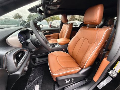 New 2026 Chrysler Pacifica Pinnacle image 13