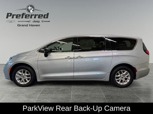Used 2024 Chrysler Pacifica Touring-L image 9