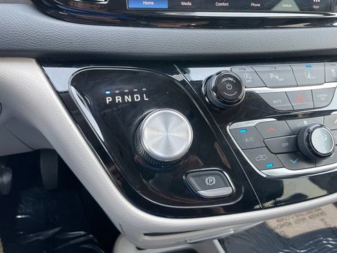 Used 2023 Chrysler Pacifica Touring-L FWD image 12