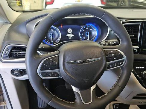 Used 2024 Chrysler Pacifica Touring-L FWD image 9
