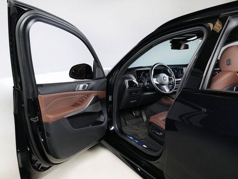 Used 2025 BMW X5 xDrive40i w/ M Sport Package image 27
