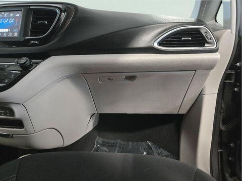 Used 2019 Chrysler Pacifica L FWD image 42