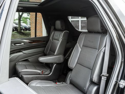 Used 2023 Cadillac Escalade Premium Luxury AWD/4WD image 29