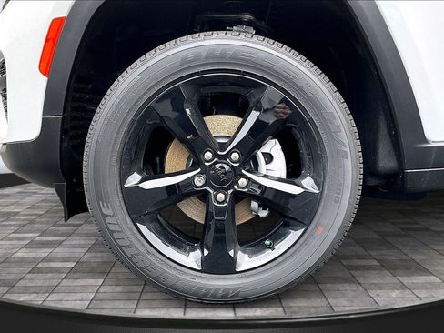 New 2025 Jeep Grand Cherokee Altitude image 12